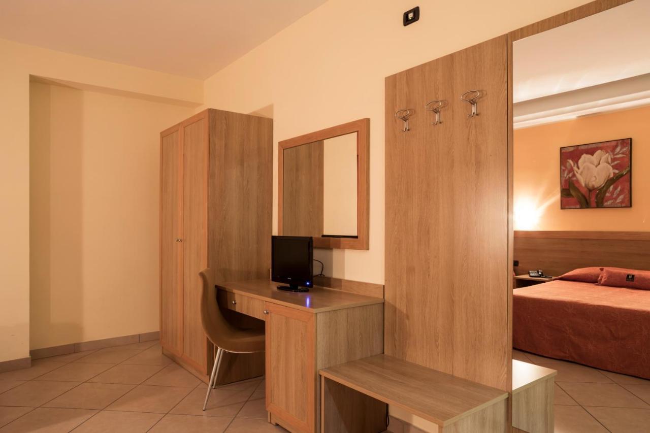 Manhattan Village Hotel Сульмона Экстерьер фото