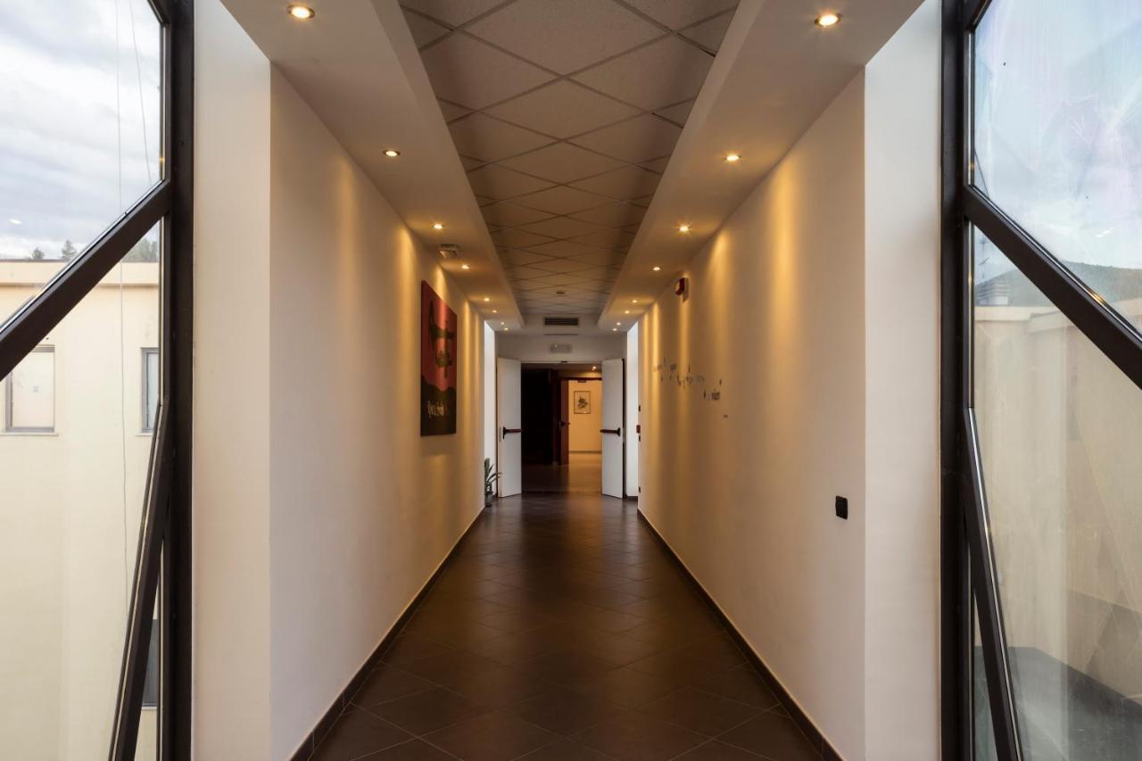 Manhattan Village Hotel Сульмона Экстерьер фото