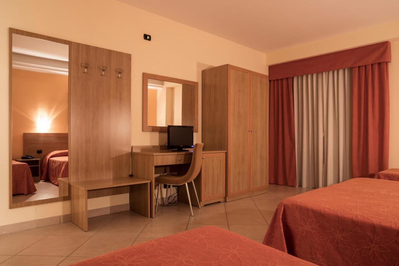 Manhattan Village Hotel Сульмона Экстерьер фото