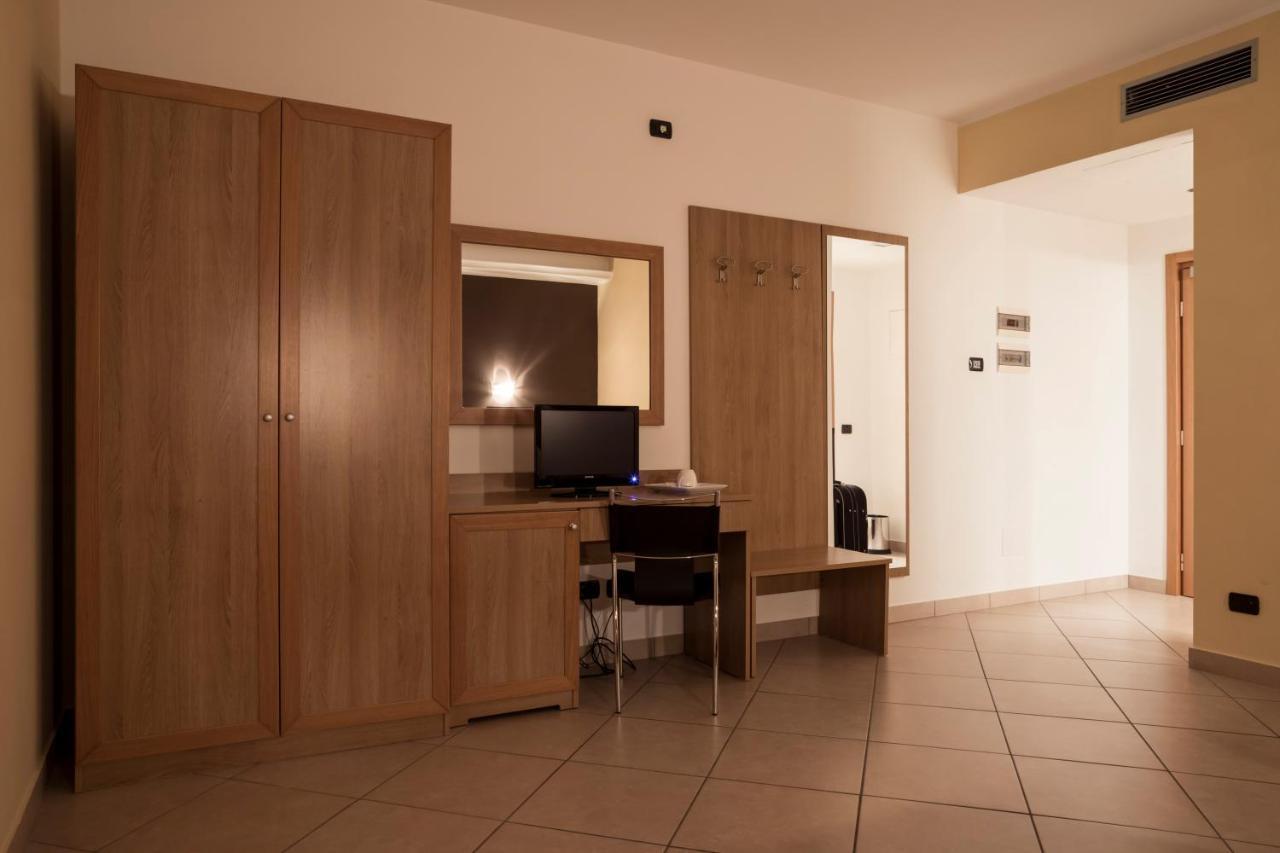Manhattan Village Hotel Сульмона Экстерьер фото