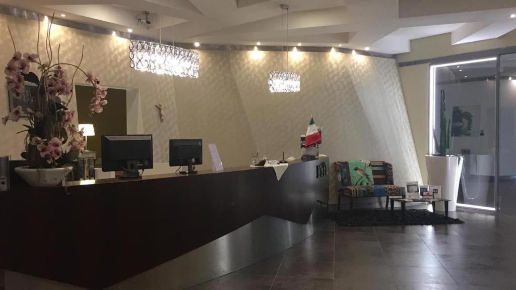 Manhattan Village Hotel Сульмона Экстерьер фото